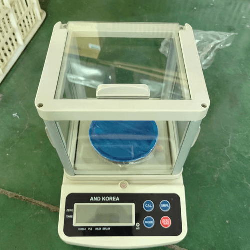 Lab--jewellery-and-kitchen-scales